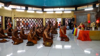 Para Bhikkhu berdoa saat tiba di Taman Mini Indonesia Indah, Jakarta, Selasa (14/5/2024). [Suara.com/Alfian Winanto]