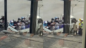 Belasan Penumpang Pikap Kompak Pakai Helm, Tapi Tetap Kena Tilang Polisi