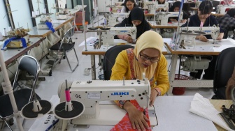 Peserta mengikuti pelatihan tata busana di Pusat Pelatihan Kerja Daerah (PPKD) Jakarta Pusat, Selasa (14/5/2024). [Suara.com/Alfian Winanto]