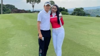 Shin Tae-yong Foto Bareng Caddy Golf, Netizen Heboh: Mepet Banget!