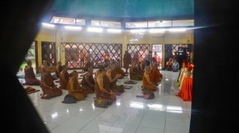 Para Bhikkhu berdoa saat tiba di Taman Mini Indonesia Indah, Jakarta, Selasa (14/5/2024). [Suara.com/Alfian Winanto]