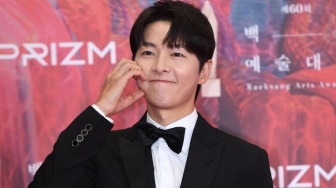 Dianggap Bertolak Belakang, Song Joong Ki Tuai Sorotan Usai Pose Hati di Red Carpet Baeksang Arts Award