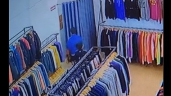 2 Bocil Sekongkol Curi Jaket dalam Toko di Singosari Malang, Aksinya Viral