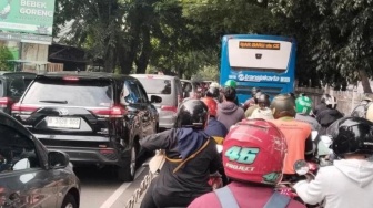 Waduh! Imbas Sopir Truk Diduga Meleng, Jalan Panjang Kebon Jeruk Sempat Macet Parah