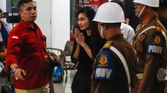 Aktris Sandra Dewi (tengah) berjalan keluar gedung usai menjalani pemeriksaan di Gedung Kejaksaan Agung (Kejagung), Jakarta, Rabu (15/5/2024). [Suara.com/Alfian Winanto]