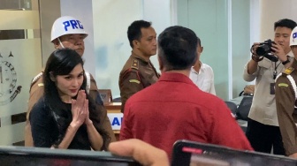 Usai Diperiksa Kedua Kalinya, Sandra Dewi Bikin Simbol Maaf