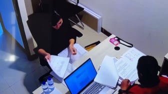 Terekam CCTV! Momen Sandra Dewi saat Diperiksa di Ruangan Penyidik Kejagung