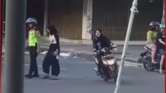 Kena Tilang Polisi, Perempuan Ini Ditinggal Temannya Kabur, Pulang Jalan Kaki