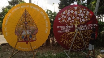 Merawat Simbol Spiritual Candi Borobudur, Payung Raksasa Hiasi Perayaan Waisak