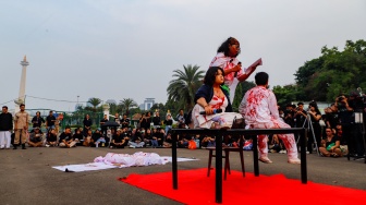 Sejumlah mahasiswa dari Sekolah Tinggi Filsafat Driyarkara menampilkan teaterikal pada Aksi Kamisan ke-815 di sebrang Istana Negara, Jakarta, Kamis (16/5/2024). [Suara.com/Alfian Winanto]