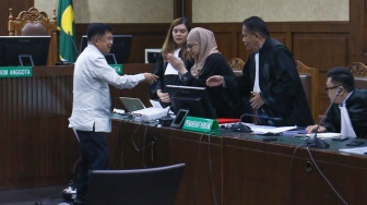 Wakil presiden ke-10 dan ke-12 Jusuf Kalla (JK) usai memberikan keterangan dalam sidang kasus korupsi Direktur Utama (Dirut) PT Pertamina (Persero) periode 2009—2014 Galaila Karen Kardinah alias Karen Agustiawan di Pengadilan Tindak Pidana Korupsi (Tipikor), Jakarta, Kamis (16/5/2024). [Suara.com/Alfian Winanto]