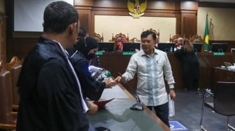 Wakil presiden ke-10 dan ke-12 Jusuf Kalla (JK) usai memberikan keterangan dalam sidang kasus korupsi Direktur Utama (Dirut) PT Pertamina (Persero) periode 2009—2014 Galaila Karen Kardinah alias Karen Agustiawan di Pengadilan Tindak Pidana Korupsi (Tipikor), Jakarta, Kamis (16/5/2024). [Suara.com/Alfian Winanto]