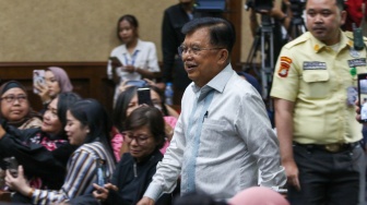 Wakil presiden ke-10 dan ke-12 Jusuf Kalla (JK) saat akan memberikan keterangan dalam sidang kasus korupsi Direktur Utama (Dirut) PT Pertamina (Persero) periode 2009—2014 Galaila Karen Kardinah alias Karen Agustiawan di Pengadilan Tindak Pidana Korupsi (Tipikor), Jakarta, Kamis (16/5/2024). [Suara.com/Alfian Winanto]