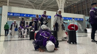 Lalui Pengalaman Mencekam di Udara, Calon Haji Gowa Sujud Syukur Tiba di Tanah Suci