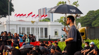 Sejumlah aktivis dan mahasiswa saat melakukan Aksi Kamisan ke-815 di sebrang Istana Negara, Jakarta, Kamis (16/5/2024). [Suara.com/Alfian Winanto]