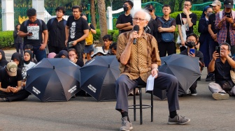 Guru Besar STF Driyakarya, Prof. Franz Magnis Suseno memberikan kuliah terbuka saat Aksi Kamisan ke-815 di sebrang Istana Negara, Jakarta, Kamis (16/5/2024). [Suara.com/Alfian Winanto]