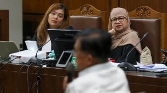 Wakil presiden ke-10 dan ke-12 Jusuf Kalla (JK) memberikan keterangan dalam sidang kasus korupsi Direktur Utama (Dirut) PT Pertamina (Persero) periode 2009—2014 Galaila Karen Kardinah alias Karen Agustiawan di Pengadilan Tindak Pidana Korupsi (Tipikor), Jakarta, Kamis (16/5/2024). [Suara.com/Alfian Winanto]