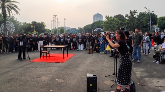 Sejumlah aktivis dan mahasiswa saat melakukan Aksi Kamisan ke-815 di sebrang Istana Negara, Jakarta, Kamis (16/5/2024). [Suara.com/Alfian Winanto]