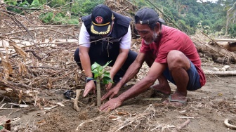 Pj Gubernur Bahtiar Baharuddin Himbau Warga Sulsel Tanam Pohon dan Pilah Sampah