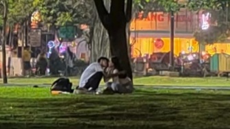 Viral!  Dunia Serasa Milik Berdua, Pasangan Kekasih di Alun-alun Malang Bikin Netizen Geram