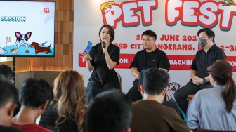 Director of ICE Edwina Tirta (kiri), CMO USS Network Jeffry Jouw (tengah) dan Co-Founder Hyde Park Jimmy Lee (kanan) saat menggelar konferensi pers Pet Fest Indonesia di Hyde Park, Pantai Indah Kapuk (PIK), Jakarta, Jumat (17/5/2024). [Suara.com/Alfian Winanto]