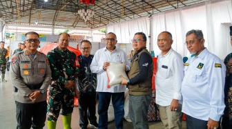 Wakil Menteri Ketenagakerjaan, Afriansyah Noor meninjau lokasi dan memberikan bantuan kemanusiaan kepada korban bencana banjir lahar dingin Gunung Marapi yang ada di Kabupaten Agam dan Tanah Datar, Sumatera Barat pada Kamis (16/5/2024). (Dok: Kemnaker)