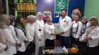 Diantar Puluhan Emak-emak, Kustini Sri Purnomo Kembalikan Berkas Pendaftaran Bakal Calon Kepala Daerah ke DPC PKB Sleman