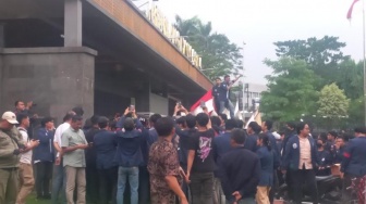 Ngotot Bertahan di DPR, Demo Mahasiswa Trisakti Tuntut Kasus HAM 98 Sempat Ricuh!
