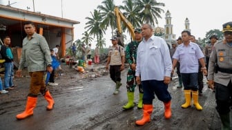 Wakil Menteri Ketenagakerjaan, Afriansyah Noor meninjau lokasi dan memberikan bantuan kemanusiaan kepada korban bencana banjir lahar dingin Gunung Marapi yang ada di Kabupaten Agam dan Tanah Datar, Sumatera Barat pada Kamis (16/5/2024). (Dok: Kemnaker)