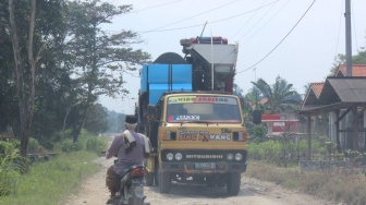 Warga Palas Lamsel Berharap Jalan Rusak di Wilayahnya Diperbaiki