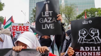 Massa dari Aqsa Working Group (AWG) saat menggelar aksi unjuk rasa di depan Kedutaan Besar Amerika Serikat, Jakarta, Jumat (17/5/2024). [Suara.com/Alfian Winanto]