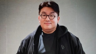 Bang Si Hyuk Kirim Petisi Bawa Kebebasan Berkreasi, Sindir Min Hee Jin?