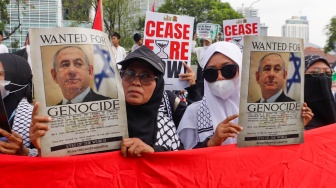 Massa dari Aqsa Working Group (AWG) saat menggelar aksi unjuk rasa di depan Kedutaan Besar Amerika Serikat, Jakarta, Jumat (17/5/2024). [Suara.com/Alfian Winanto]