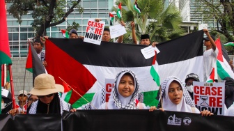 Massa dari Aqsa Working Group (AWG) saat menggelar aksi unjuk rasa di depan Kedutaan Besar Amerika Serikat, Jakarta, Jumat (17/5/2024). [Suara.com/Alfian Winanto]