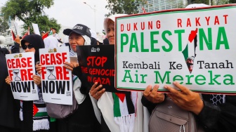 Massa dari Aqsa Working Group (AWG) saat menggelar aksi unjuk rasa di depan Kedutaan Besar Amerika Serikat, Jakarta, Jumat (17/5/2024). [Suara.com/Alfian Winanto]