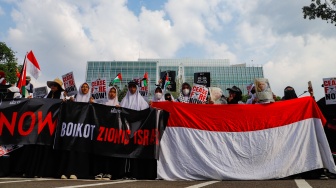 Massa dari Aqsa Working Group (AWG) saat menggelar aksi unjuk rasa di depan Kedutaan Besar Amerika Serikat, Jakarta, Jumat (17/5/2024). [Suara.com/Alfian Winanto]