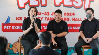 Director of ICE Edwina Tirta (kiri), CMO USS Network Jeffry Jouw (tengah) dan Co-Founder Hyde Park Jimmy Lee (kanan) saat menggelar konferensi pers Pet Fest Indonesia di Hyde Park, Pantai Indah Kapuk (PIK), Jakarta, Jumat (17/5/2024). [Suara.com/Alfian Winanto]