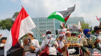 Massa dari Aqsa Working Group (AWG) saat menggelar aksi unjuk rasa di depan Kedutaan Besar Amerika Serikat, Jakarta, Jumat (17/5/2024). [Suara.com/Alfian Winanto]