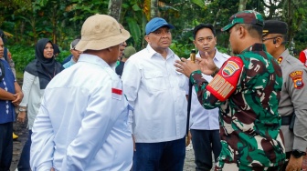 Wakil Menteri Ketenagakerjaan, Afriansyah Noor meninjau lokasi dan memberikan bantuan kemanusiaan kepada korban bencana banjir lahar dingin Gunung Marapi yang ada di Kabupaten Agam dan Tanah Datar, Sumatera Barat pada Kamis (16/5/2024). (Dok: Kemnaker)