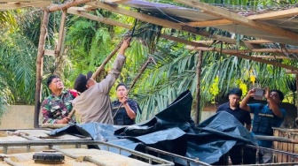 TNI dan Polri Bongkar Tempat Penyulingan Minyak Ilegal di Muba