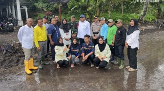 Wakil Menteri Ketenagakerjaan, Afriansyah Noor meninjau lokasi dan memberikan bantuan kemanusiaan kepada korban bencana banjir lahar dingin Gunung Marapi yang ada di Kabupaten Agam dan Tanah Datar, Sumatera Barat pada Kamis (16/5/2024). (Dok: Kemnaker)