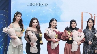 Kompak Dapat Penghargaan dari Liliana Tanoe, Beda Penampilan Aurel Hermansyah dan Sabrina Chairunnisa Disorot