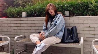 Intip 6 Inspirasi Padu Padan Denim Outfit ala Lee Joo Bin, Simpel Banget!