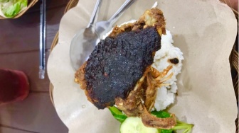 Ayam Bebek Cokro: Sensasi Makan Bebek Bumbu Madura Hitam Lezat di Kota Jambi