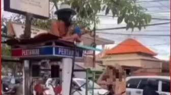 Dua Bule Ini Bertindak Nyeleneh di Bali, Pakai Bikini Mandi Bensin