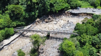 Tumpukan Material Pohon Tumbang di Hulu Sungai Batang Anai Diduga Pemicu Banjir Bandang di Sumbar