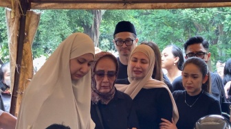 Deswita Maharani Berderai Air Mata di Pemakaman Sang Ayah