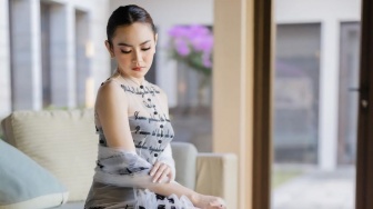 Uniknya Bridal Robe Mahalini yang Dipakai Resepsi di Bali, Berhiaskan Bordir Lirik 'Satu Tuju'