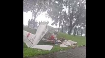 Pesawat Latih Jatuh di Jalan Raya BSD Tangsel