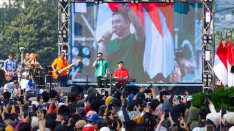 Grup musik Kahitna tampil menghibur warga saat Hari Bebas Kendaraan Bermotor (HBKB) di Bundaran HI, Jakarta, Minggu (19/5/2024). [Suara.com/Alfian Winanto]